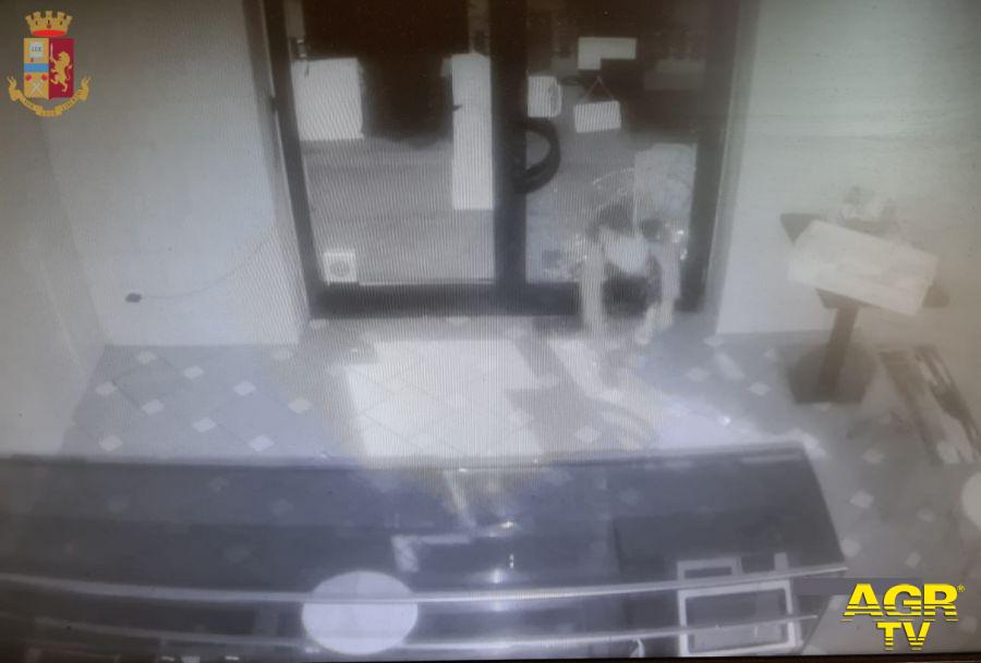 Spaccate con tombino a esercizi commerciali di Firenze: indagine della Polizia di Stato, in carcere il colpevole Spaccate con tombino a esercizi commerciali di Firenze: indagine della Polizia di Stato, in carcere il colpevole