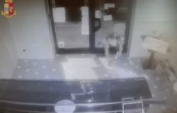 Vetrine di esercizi commerciali di Firenze spaccate con tombino , in carcere il colpevole