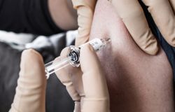 Vaccini Pfizer, garantita la seconda dose. Al via il vaccino Moderna