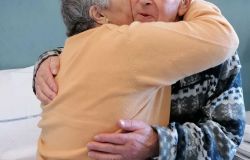 Anche con il Covid festeggiano 54 anni di matrimonio insieme ai sanitari