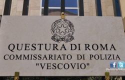 Roma, quartiere Trieste. Trova 2 “pochette” contenenti preziosi e li consegna alla Polizia di Stato