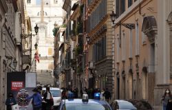 Task-force dinanzi alle scuole e alle fermate di bus e metropolitane, parola d'ordine: evitare gli assembramenti