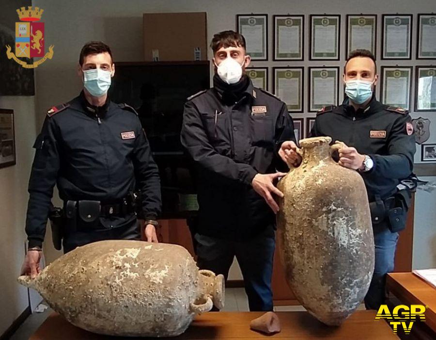 Fiumicino, la polizia recupera due anfore di epoca romana