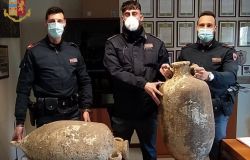 Fiumicino, la polizia recupera due anfore di epoca romana