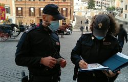 Si riuniscono per vedere la partita, fanno rumore e si fanno scoprire dalla polizia, multati in cinque