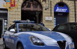 Tentano di rapinare due sudamericani all'uscita dal ristorante, presi