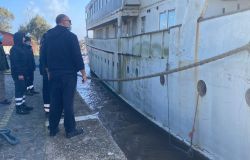 Fiumicino, rischio nuova collisione per il ponte 2 Giugno, il vento forte allenta gli ormeggi del relitto