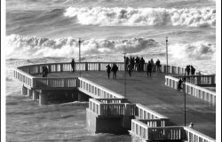 Ostia, lo spettacolo del mare in burrasca