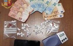 Roma, quindici pusher arrestati, reparto cinofili sugli scudi