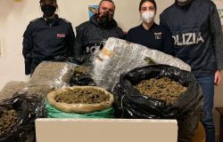 In manette pusher albanese con 28kg. di marjuana