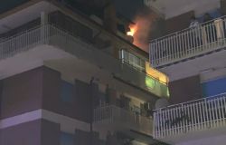 Ostia, salvata dagli agenti che irrompono nella sua casa in fiamme