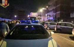 Ostia, salvata dagli agenti che irrompono nella sua casa in fiamme