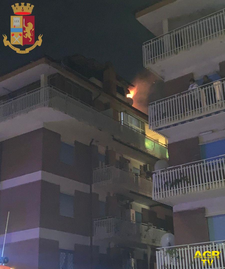Ostia, salvata dagli agenti che irrompono nella sua casa in fiamme