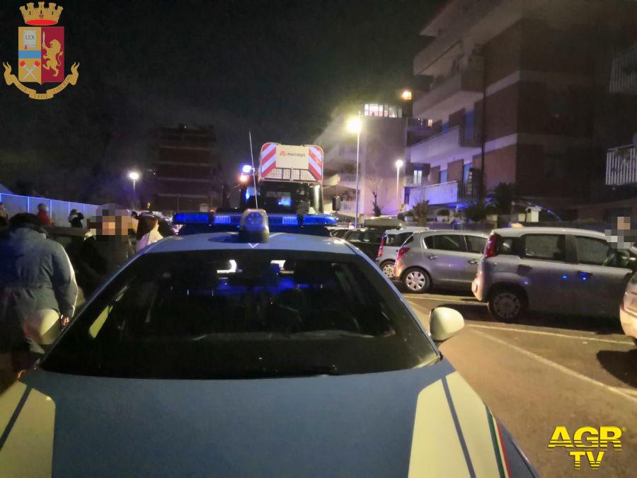 Ostia, salvata dagli agenti che irrompono nella sua casa in fiamme