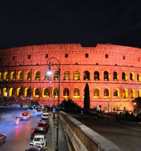 Colosseo assediato dagli ambulanti, blitz dei carabinieri