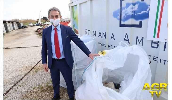 Ministro costa con il materiale raccolto alla foce del Tevere Ministro costa con il materiale raccolto alla foce del Tevere