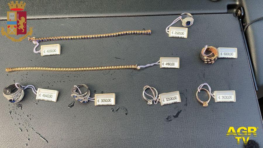 Tenta di vendere gioielli rubati, scoperto, scappa in scooter, in manette cittadino turco Tenta di vendere gioielli rubati, scoperto, scappa in scooter, in manette cittadino turco