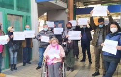 Fiumicino, ascensori fuori uso alla stazione Parco Leonardo, il comune non ci sta: sit-in di protesta di assessore e consiglieri