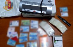 Falsificava documenti uguali agli originali grazie ad una plastificatrice, in manette 57enne