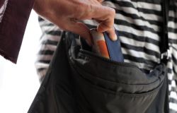 La Polizia di Stato sorprende due borseggiatori che si spartiscono il bottino .