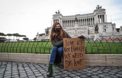 San Valentino, i cartelli dedicati all'amore invadono le città italiane