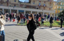 Carnevale ogni scherzo vale...pure danneggiare i giardini pubblici