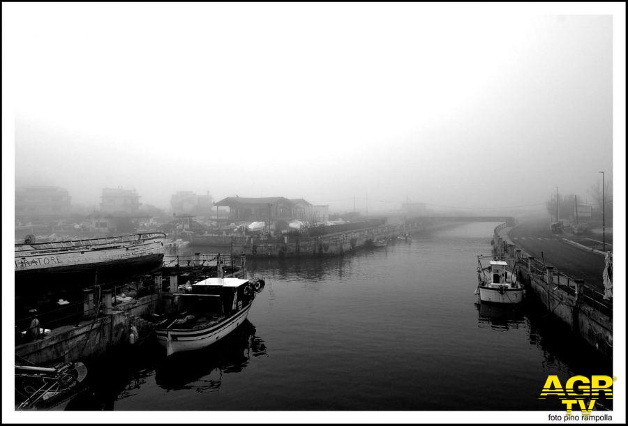 ostia il canale dei pescatori nella nebbia