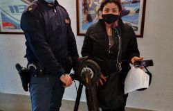 Rumeno ruba monopattino dinanzi al supermarket, inseguito è bloccato dagli agenti