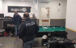 Sala giochi e centrale di spaccio, ai domiciliari padre e figlio