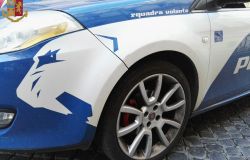 Ucraina con il coltello: apri la cassa...all'arrivo della polizia li aggredisce, arrestata