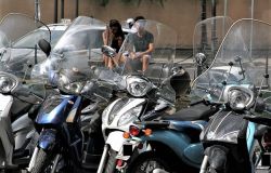 Ruba una moto davanti alla stazione di Empoli: individuato e denunciato dalla Polizia di Stato