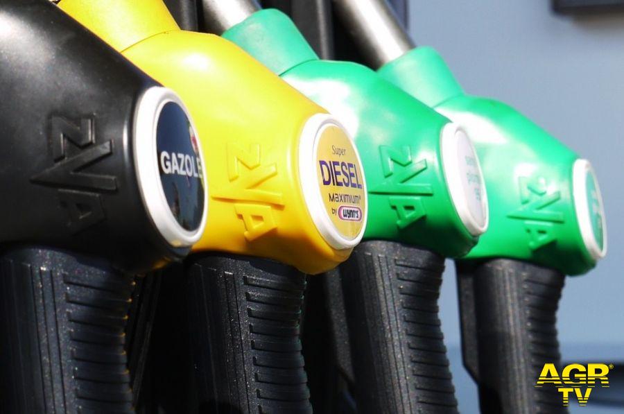 Carburanti, prezzi risalgono ancora