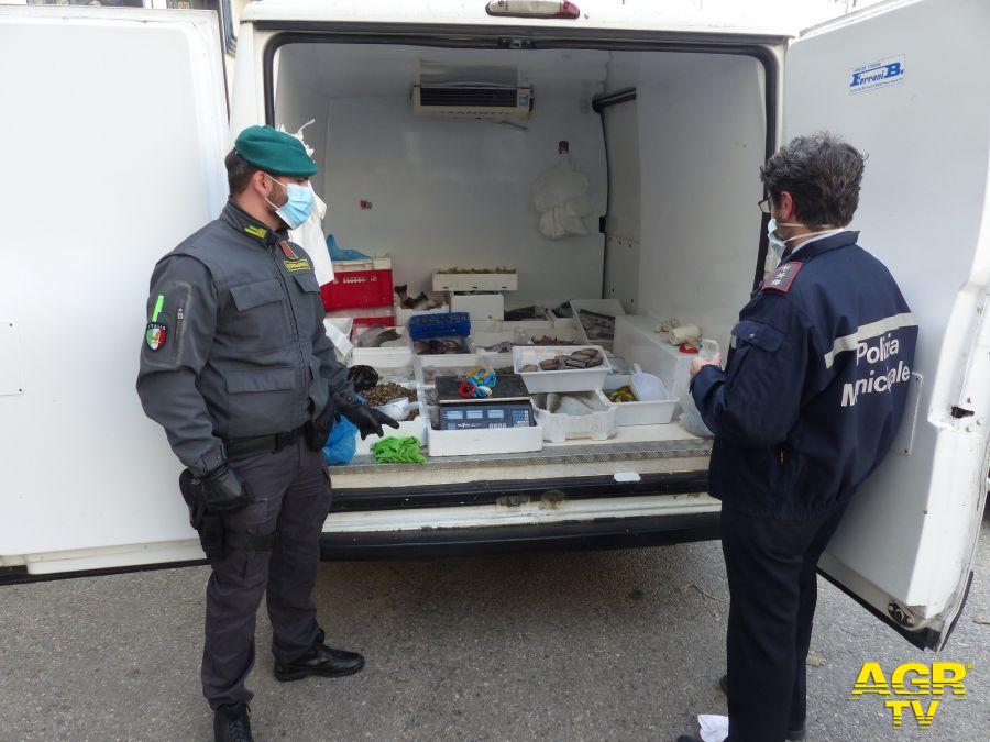 Guardia di Finanza - Comando regionale Guardia di Finanza di Prato e Polizia Municipale di Prato: controlli in materia di commercio abusivo. Sequestrati oltre 110 Kg di pesce Guardia di Finanza - Comando regionale Guardia di Finanza di Prato e Polizia Municipale di Prato: controlli in materia di commercio abusivo. Sequestrati oltre 110 Kg di pesce