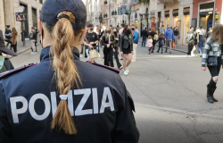 Si getta nel Tevere per uccidersi, ma perde i sensi sul greto del fiume, salvata da una poliziotta in bici