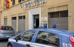 Aggrediscono 91 enne sotto gli occhi della polizia per rapinarlo, due in manette