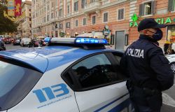 Palpeggia una ragazza in pieno centro, in manette