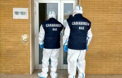 Carabinieri, i NAS negli obitori, feretri uni sugli altri e mancanza di pulizia e sanificazione nei locali