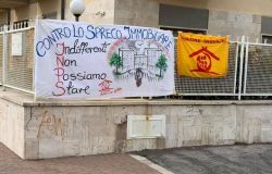 Ostia sit-in di protesta dell'Unione Inquilini contro lo spreco immobiliare