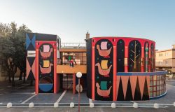 Pomezia, nasce l'antiporta, il murales di Agostino Iacurci sulle pareti della biblioteca