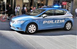 Ruba una PostePay in un esercizio commerciale e si dà alle spese in centro: la Polizia di Stato lo rintraccia tramite le telecamere di videosorveglianza