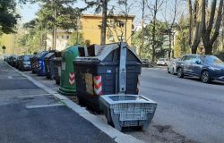 Garbatella, un televisore vicino ai cassonetti, la questione dei tempi per il ritiro dei rifiuti ingombranti