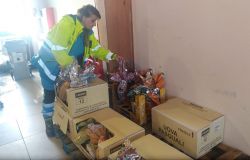 L’Aeronautica di Fiumicino dona uova di cioccolata per i pacchi della Misericordia
