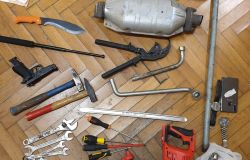 Nel camper nascondeva una scacciacani ed un machete, oltre a soldi ed attrezzi da officina, denunciato bosniaco