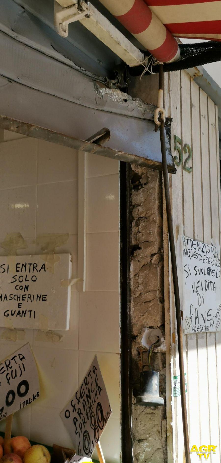 Ostia, via Casana, danneggiate le serrande di due negozi