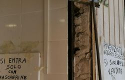 Ostia, via Casana, danneggiate le serrande di due negozi