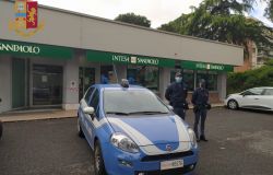 Banda del buco in azione, sorpresi dalla polizia, uno in manette