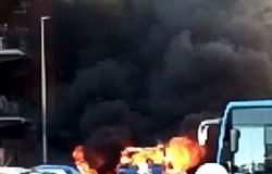 Ostia, in fiamme furgone della Protezione civile, salvi i tre a bordo