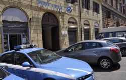 Tenta di farla abortire con schiaffi e pugni, in manette 22enne