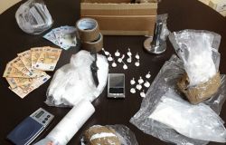 Pusher esperto nascondeva la droga in una macchina parcheggiata, sequestrato mezzo chilo di cocaina, in manette 68enne