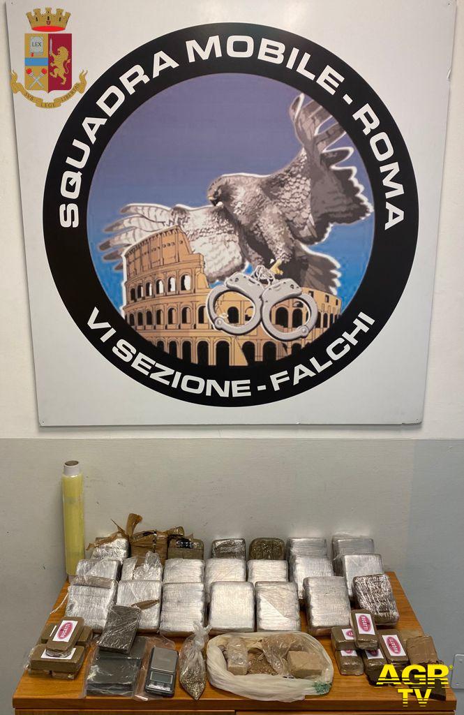 Roma, in manette il titolare dell'hotel Stupefacente, sequestrato mezzo kg di eroina e 15 kg di hashish